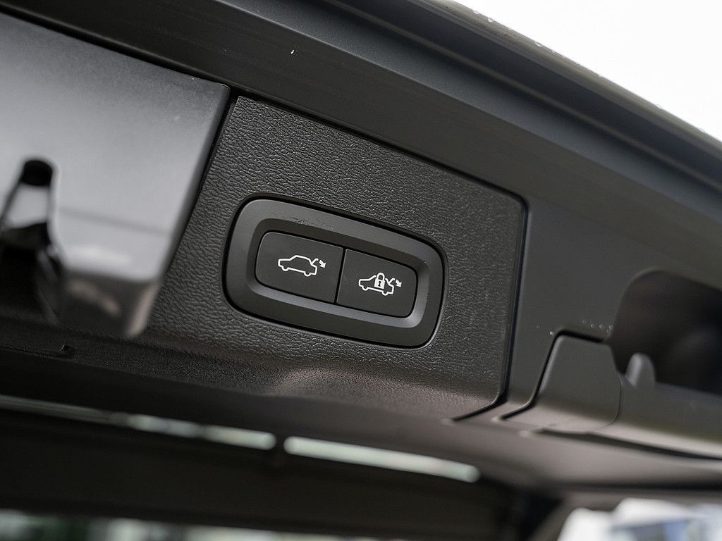 Volvo  B4 Momentum Pro AWD