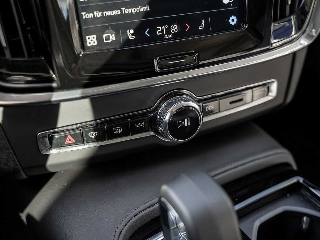 Volvo  T8 AWD Plus Dark