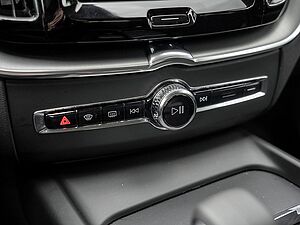 Volvo  B4 Momentum Pro AWD