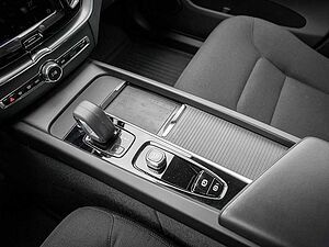 Volvo  B4 Momentum Pro AWD