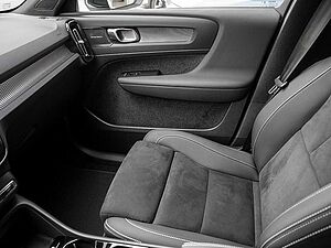 Volvo  B4 Ultimate Dark 2WD
