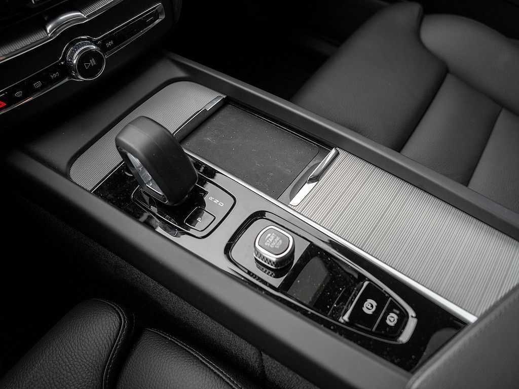Volvo  T6 AWD Plus Dark