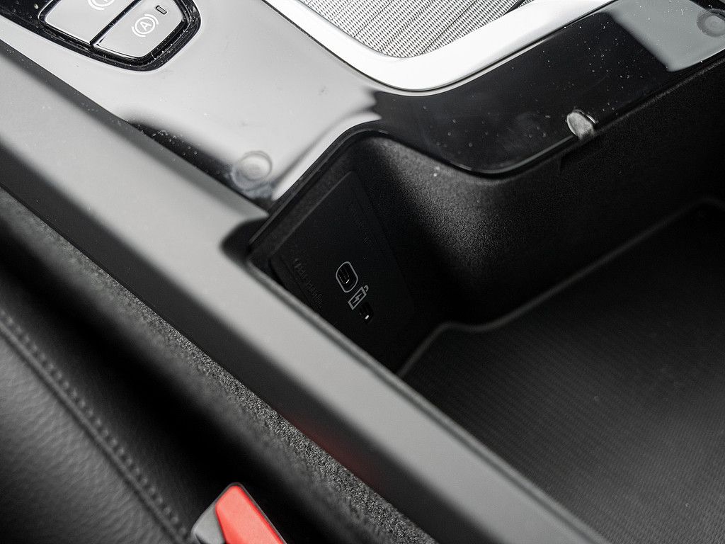 Volvo  T6 AWD Plus Dark