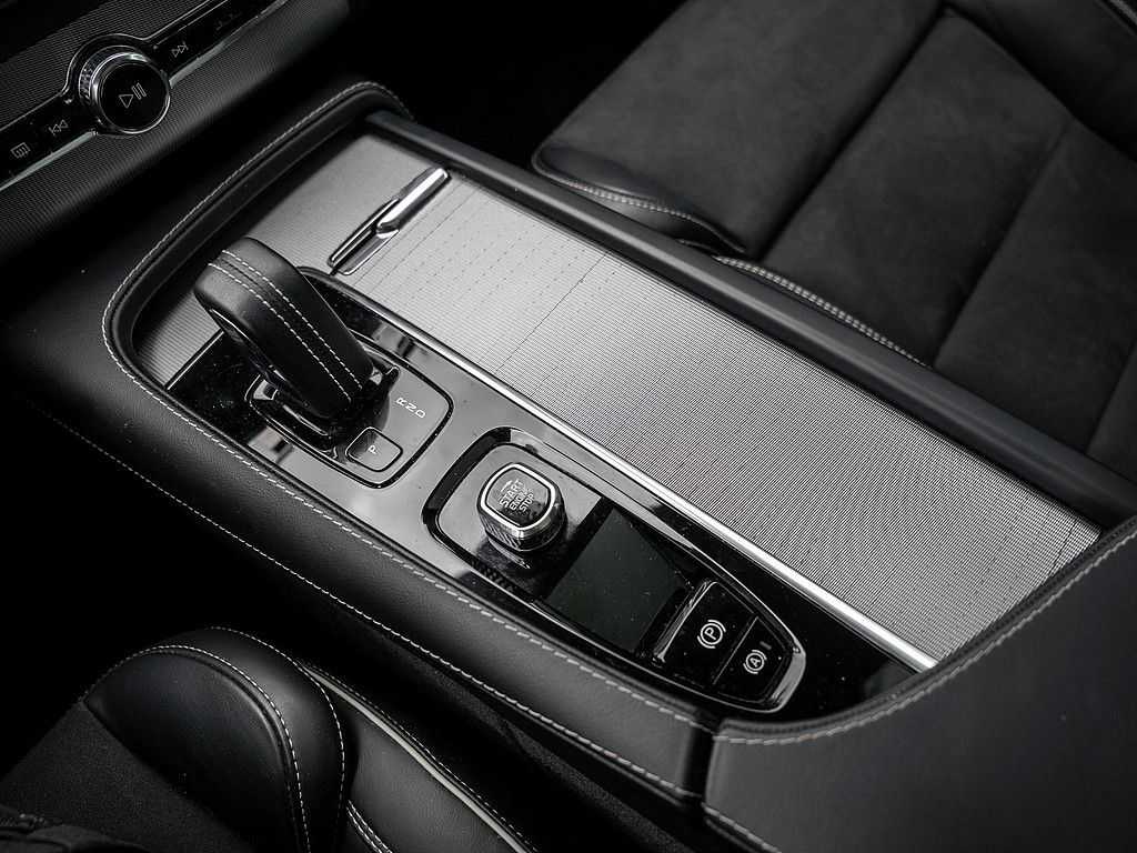 Volvo  B5 AWD R Design