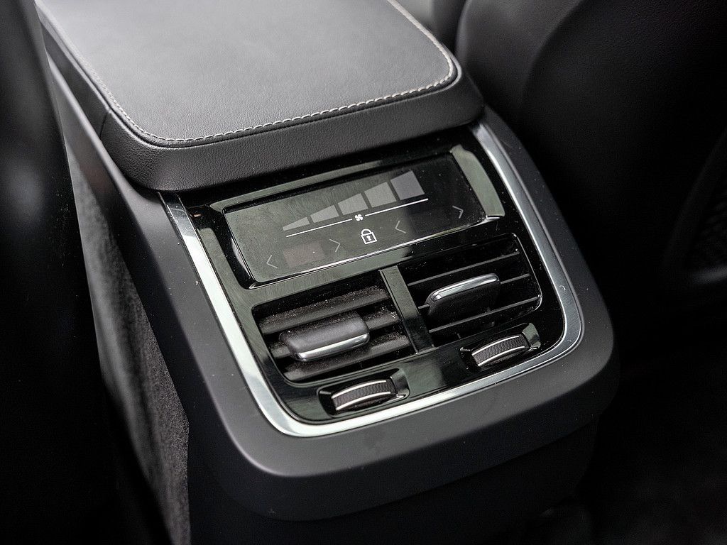 Volvo  B5 AWD R Design