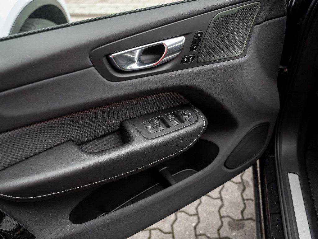 Volvo  T8 AWD R-Design