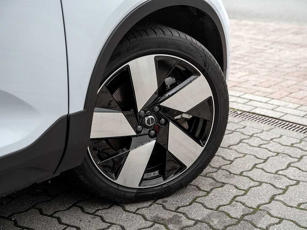 Volvo  Twin Motor Performance AWD Ultra Dark