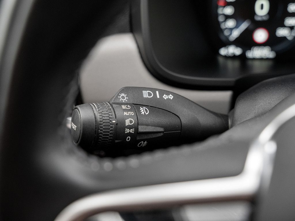 Volvo  B4 Momentum Pro LED AHK RÜCKFAHRKAMERA