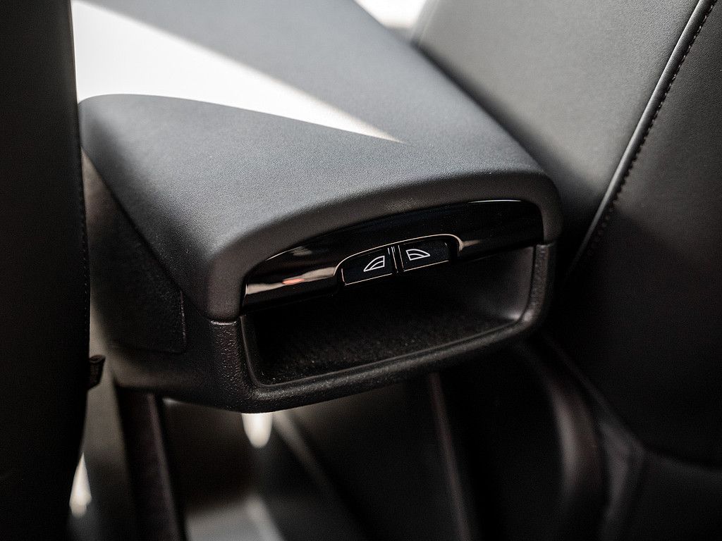 Volvo  Core 2WD Pure Electric