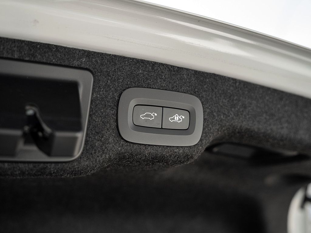 Volvo  T8 AWD Plus Dark