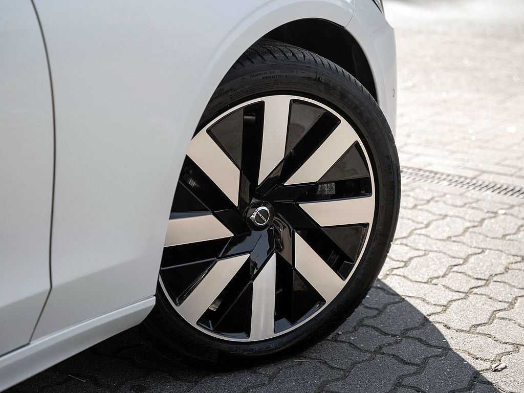 Volvo  T8 AWD Plus Dark