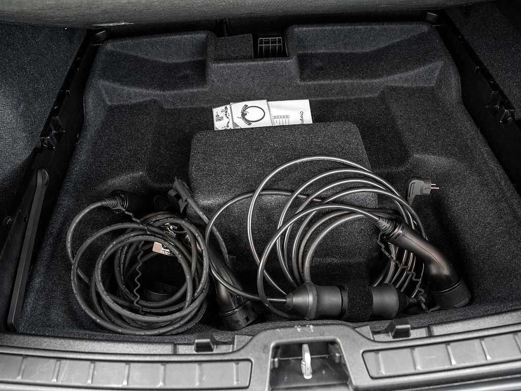 Volvo  T5 Recharge R Design Expression ACC, AHK