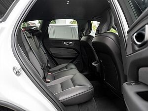 Volvo  B4 Plus Dark