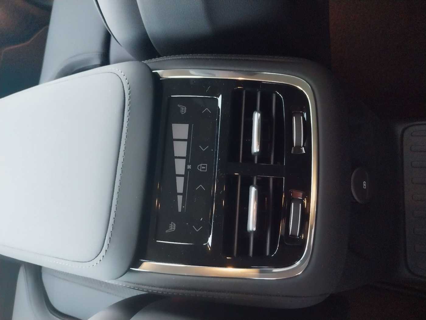 Volvo  Plus Bright Recharge Plug-In Hybrid AWD
