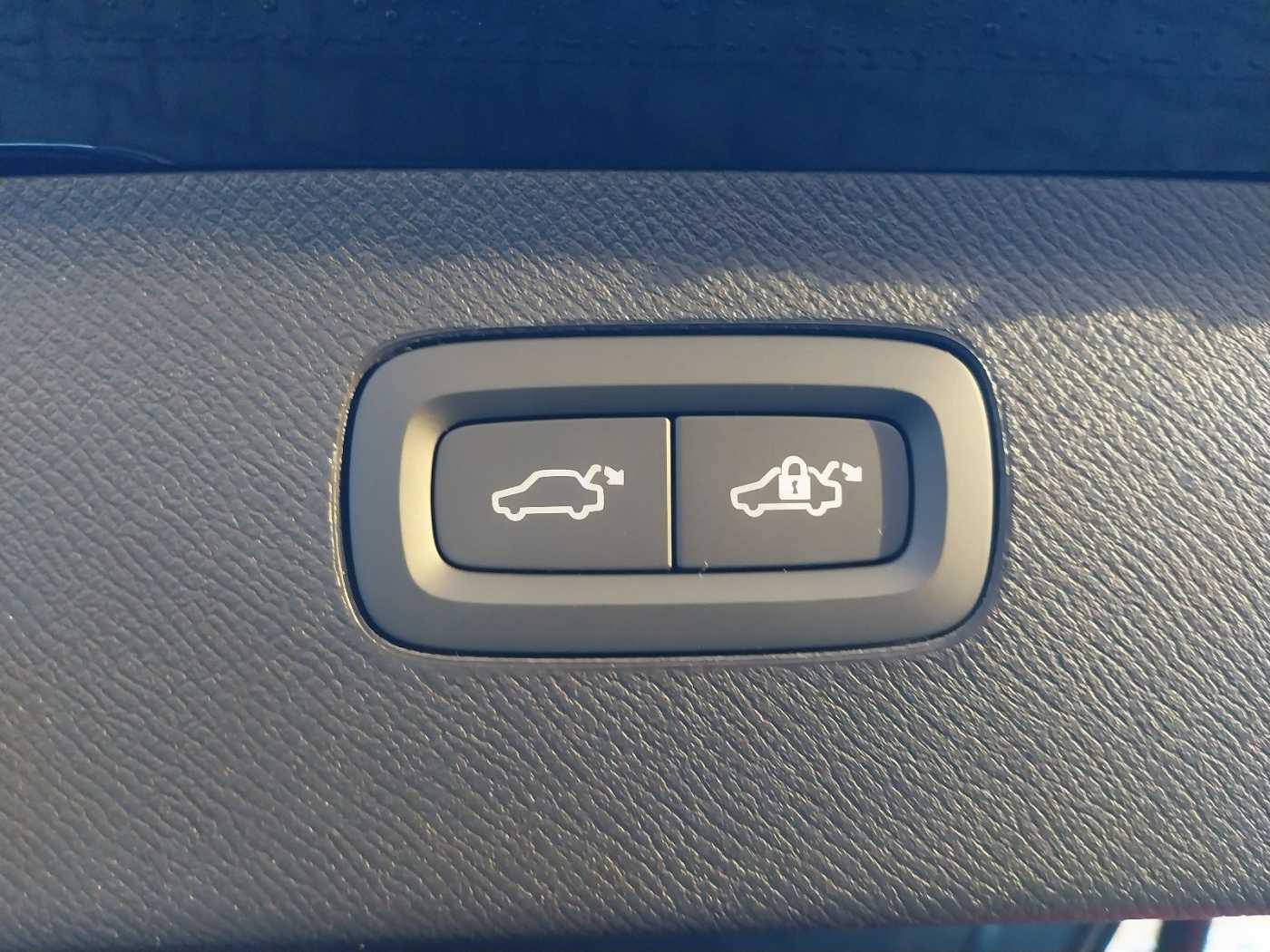 Volvo  Plus Bright Recharge Plug-In Hybrid AWD
