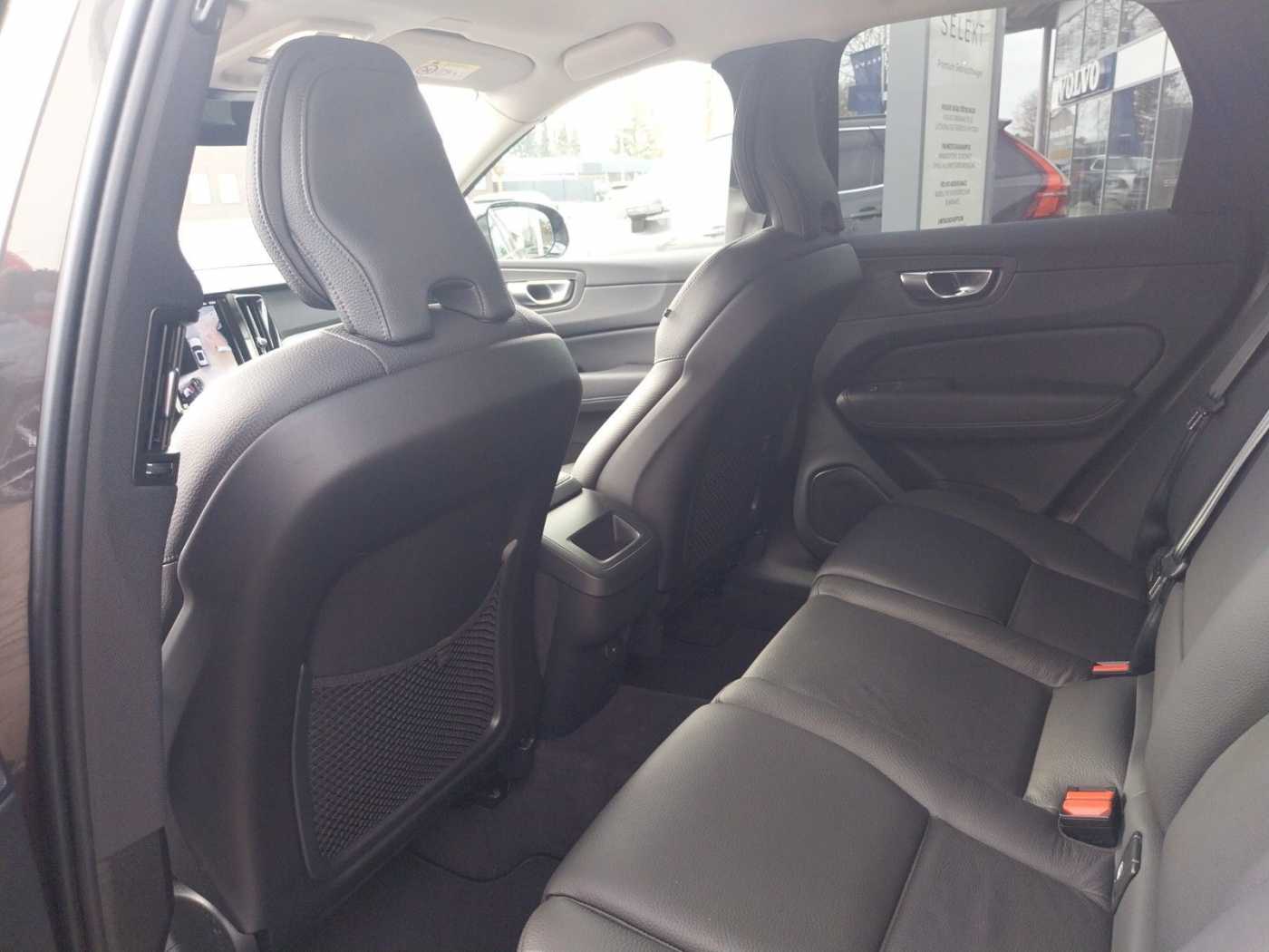 Volvo  B4 Plus Dark 2WD, AHK, ACC
