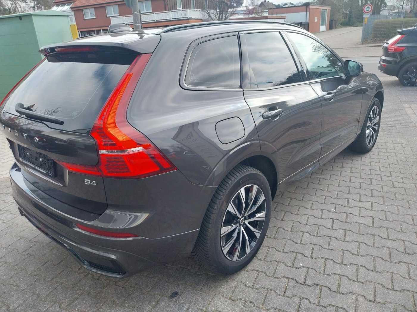 Volvo  B4 Plus Dark 2WD, AHK, ACC
