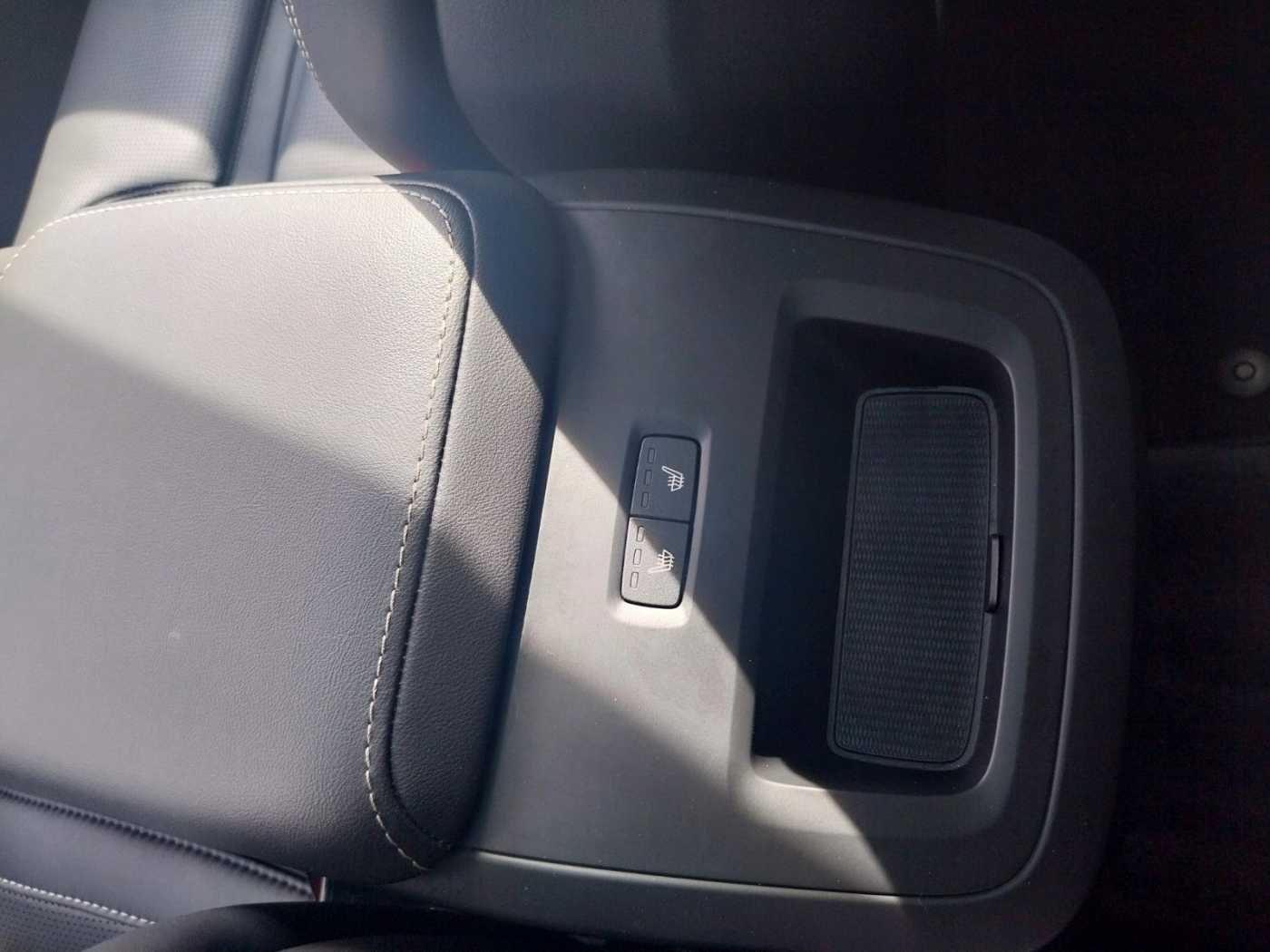 Volvo  B4 Plus Dark 'belüftete Sitze, Panorama'