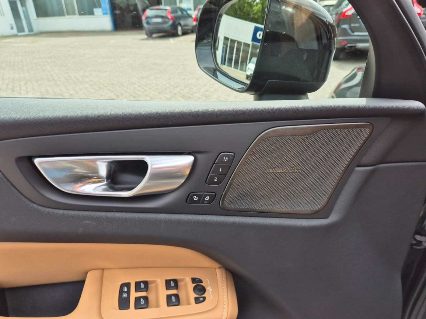 Volvo  Plus Dark AWD