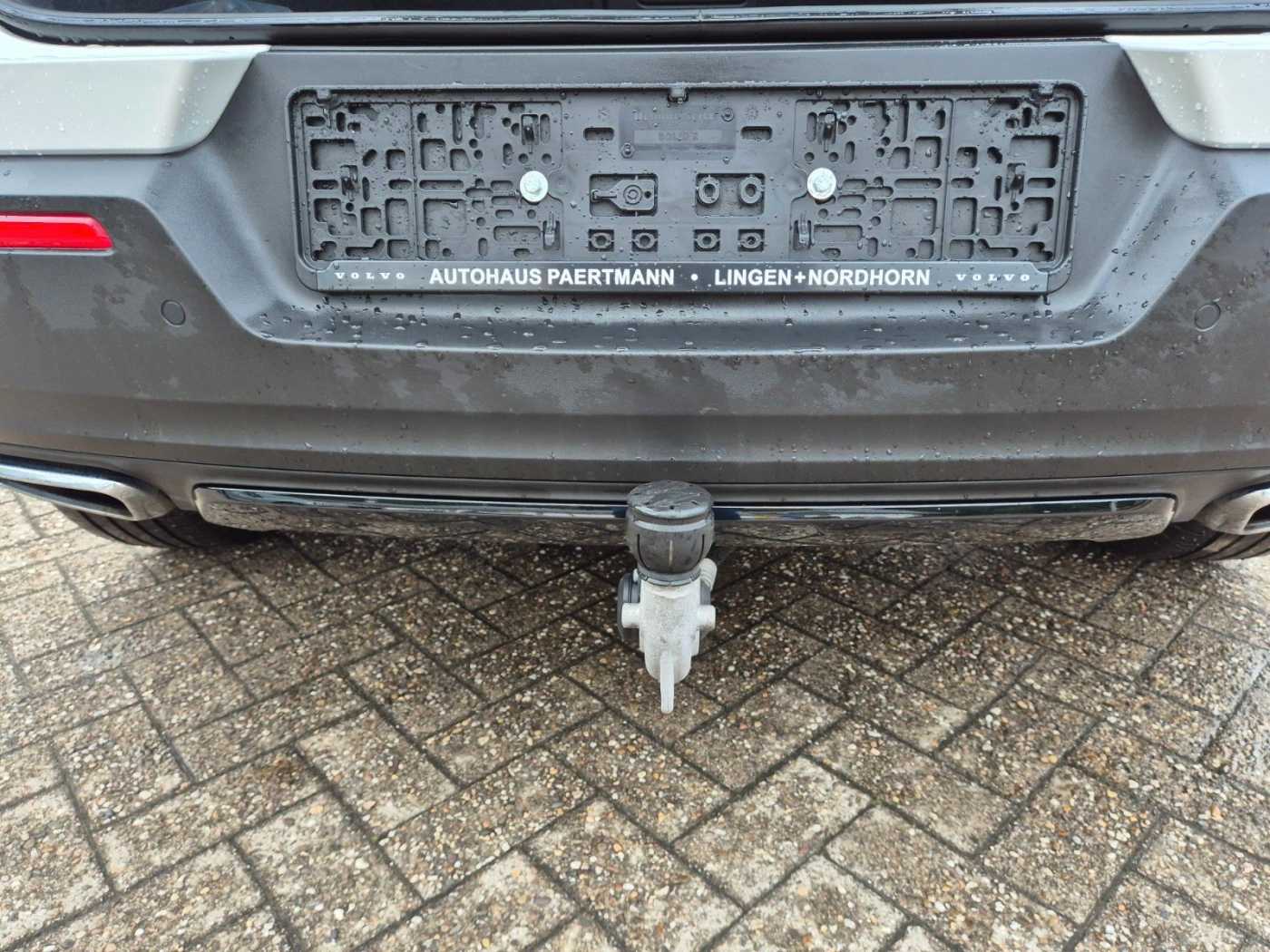 Volvo  R-Design  D4 AWD