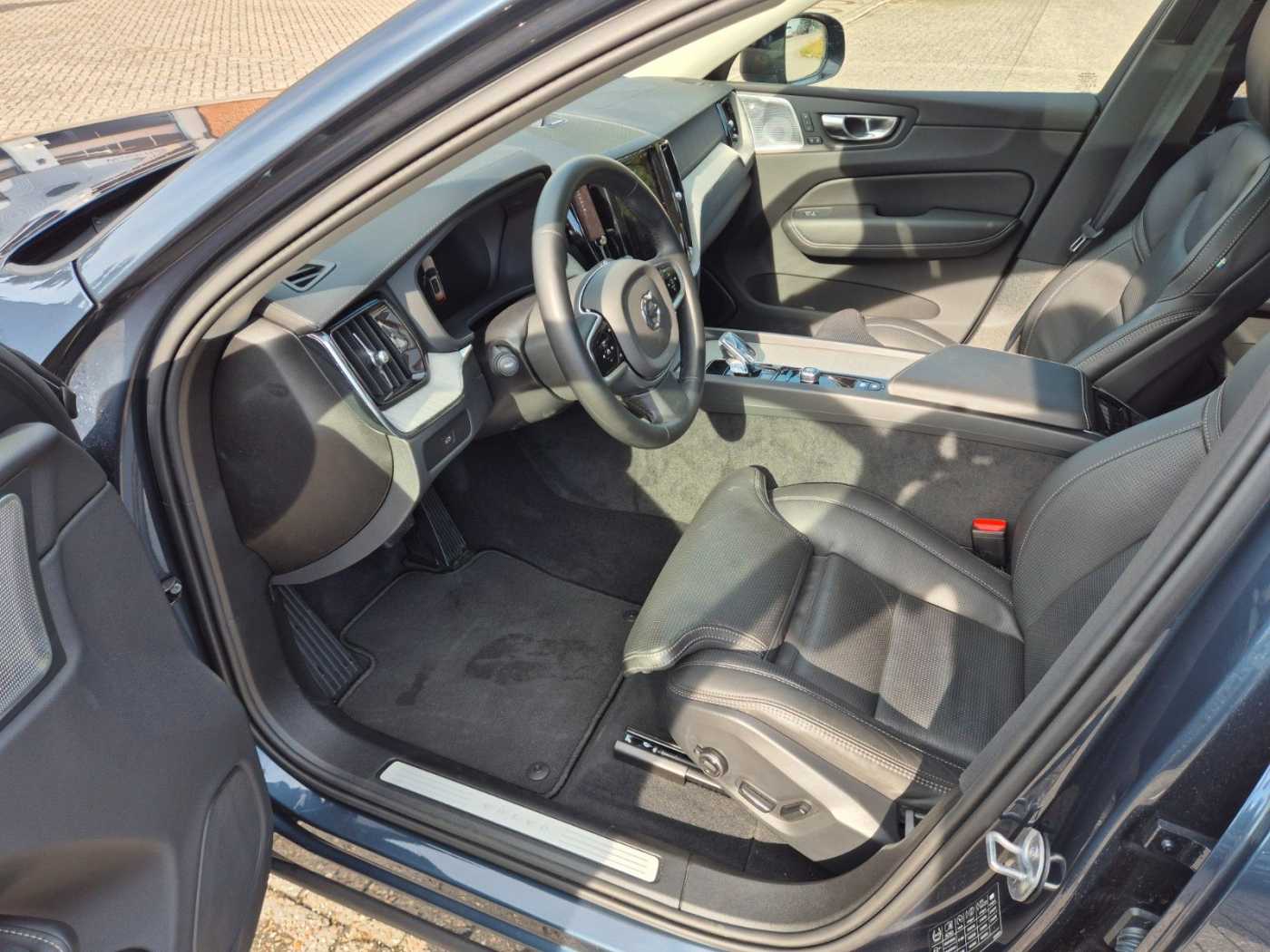 Volvo  Ultra Dark AWD B5/Massage/B&W/Akustik