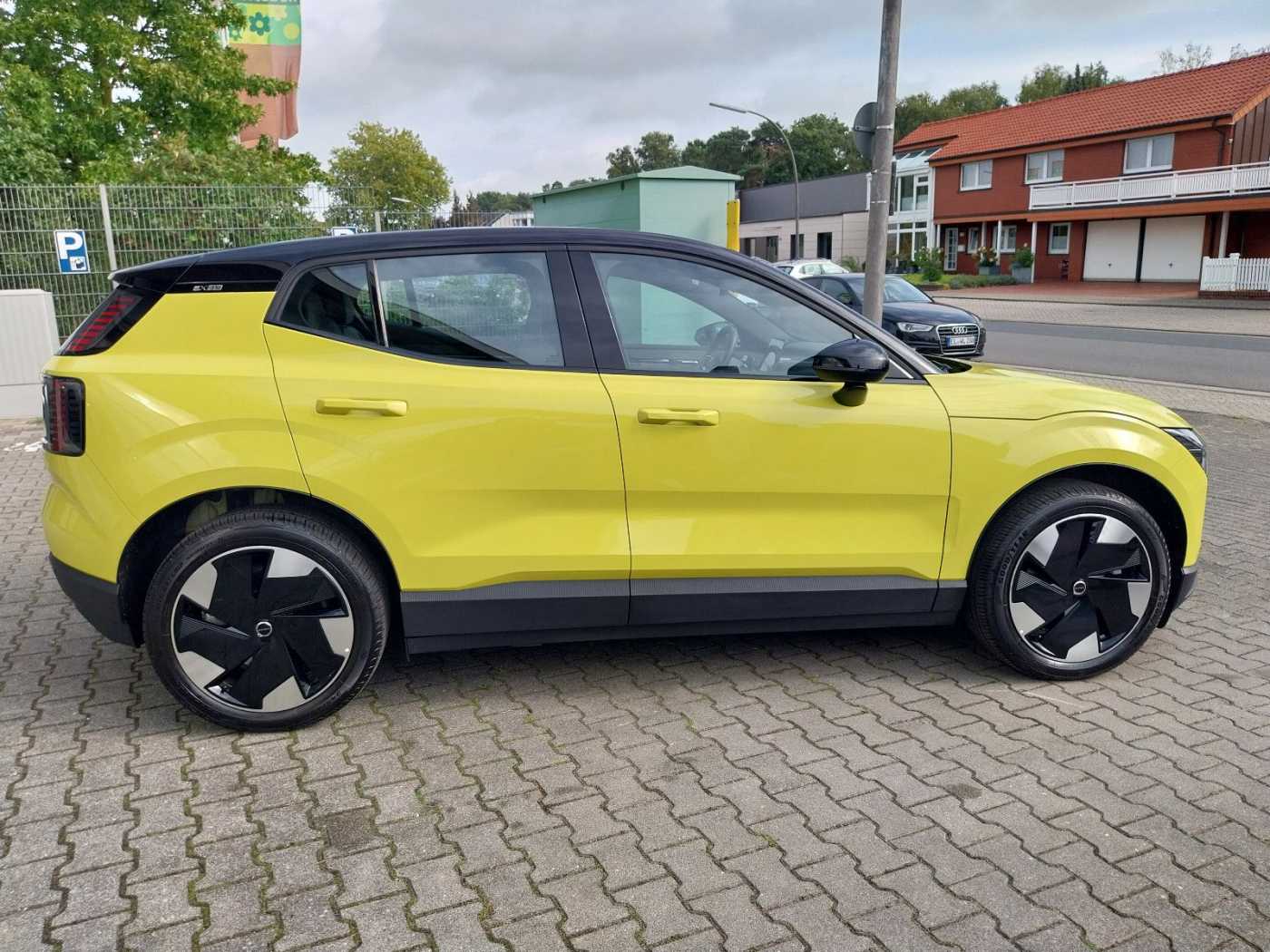 Volvo  Plus 2WD Pure Electric