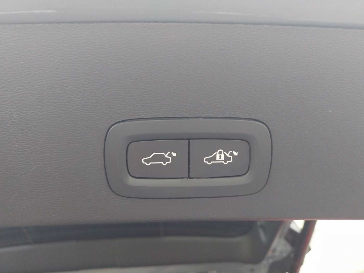 Volvo  Plus Recharge Pure Electric AWD