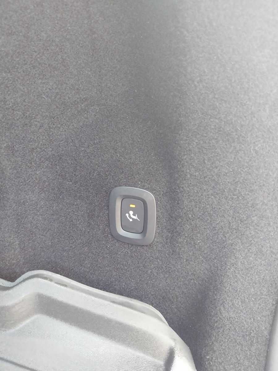 Volvo  B4 Plus Dark 2WD