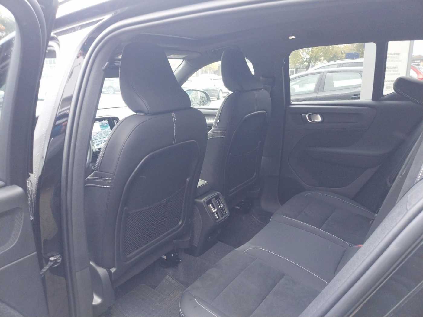 Volvo  B4 Ultra Black Edition 2WD