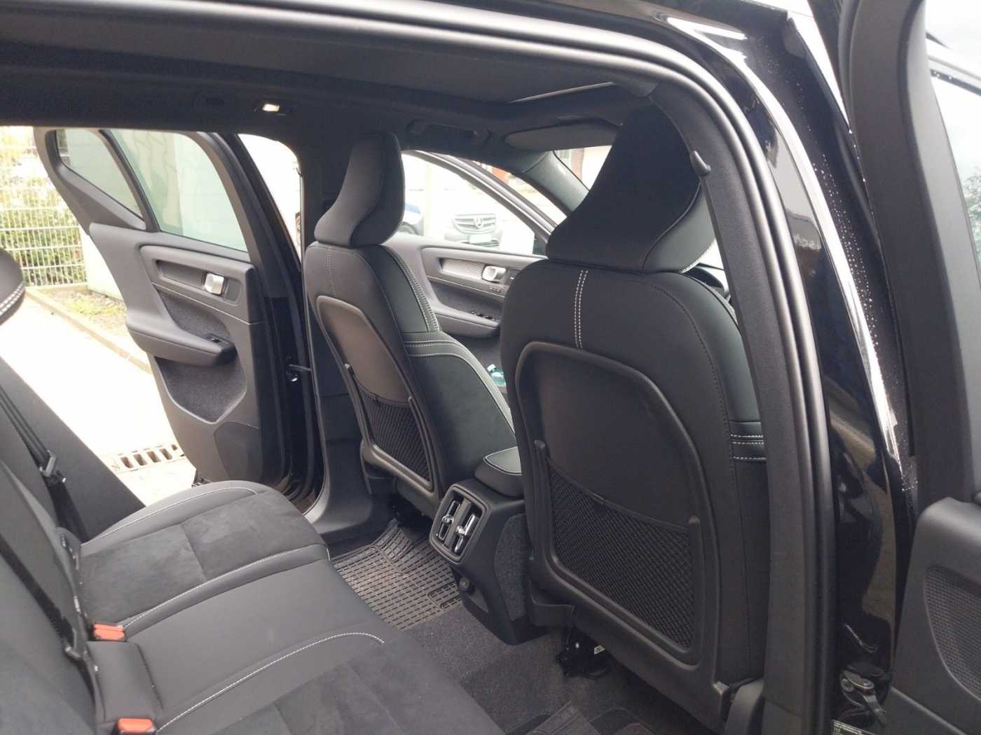 Volvo  B4 Ultra Black Edition 2WD