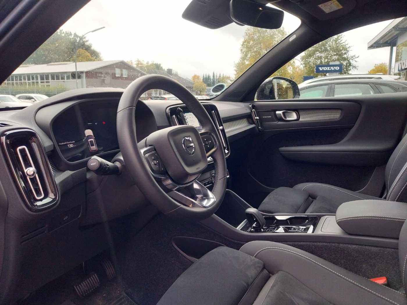 Volvo  B4 Ultra Black Edition 2WD