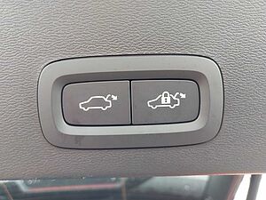 Volvo  B4 Ultra Black Edition 2WD