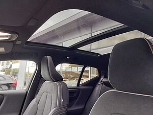 Volvo  B4 Ultra Black Edition 2WD