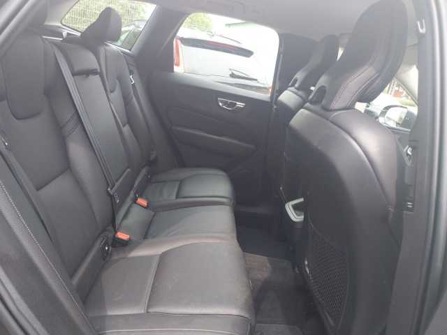 Volvo  B4 Momentum Pro 2WD