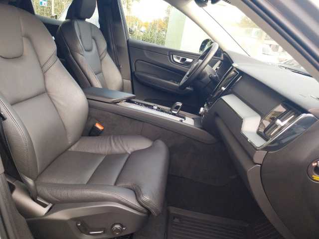 Volvo  B4 Plus Dark 2WD