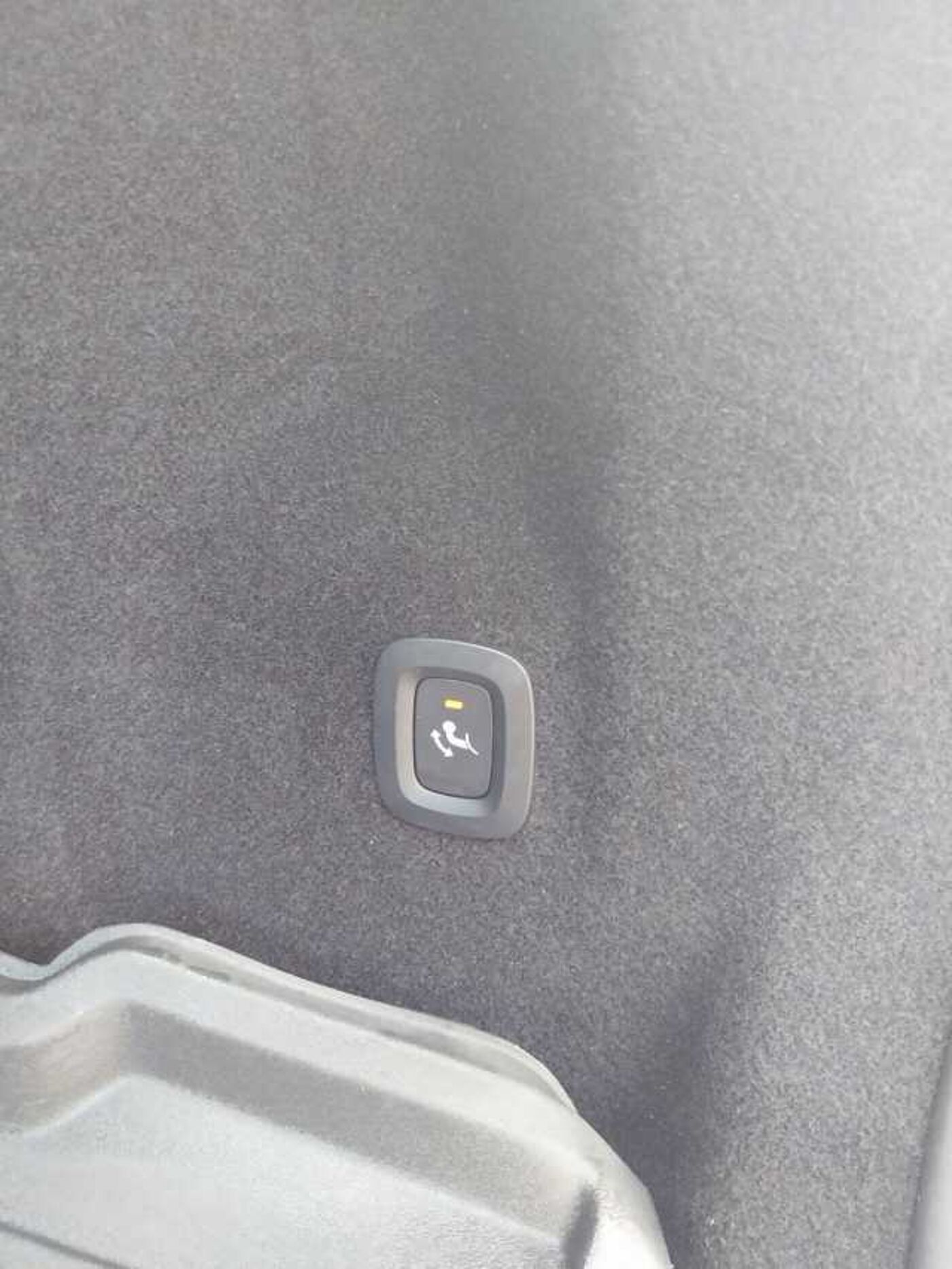 Volvo  B4 Plus Dark 2WD