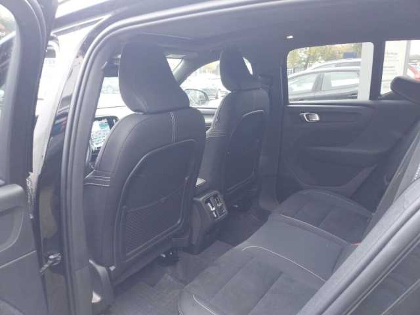 Volvo  B4 Ultra Black Edition 2WD