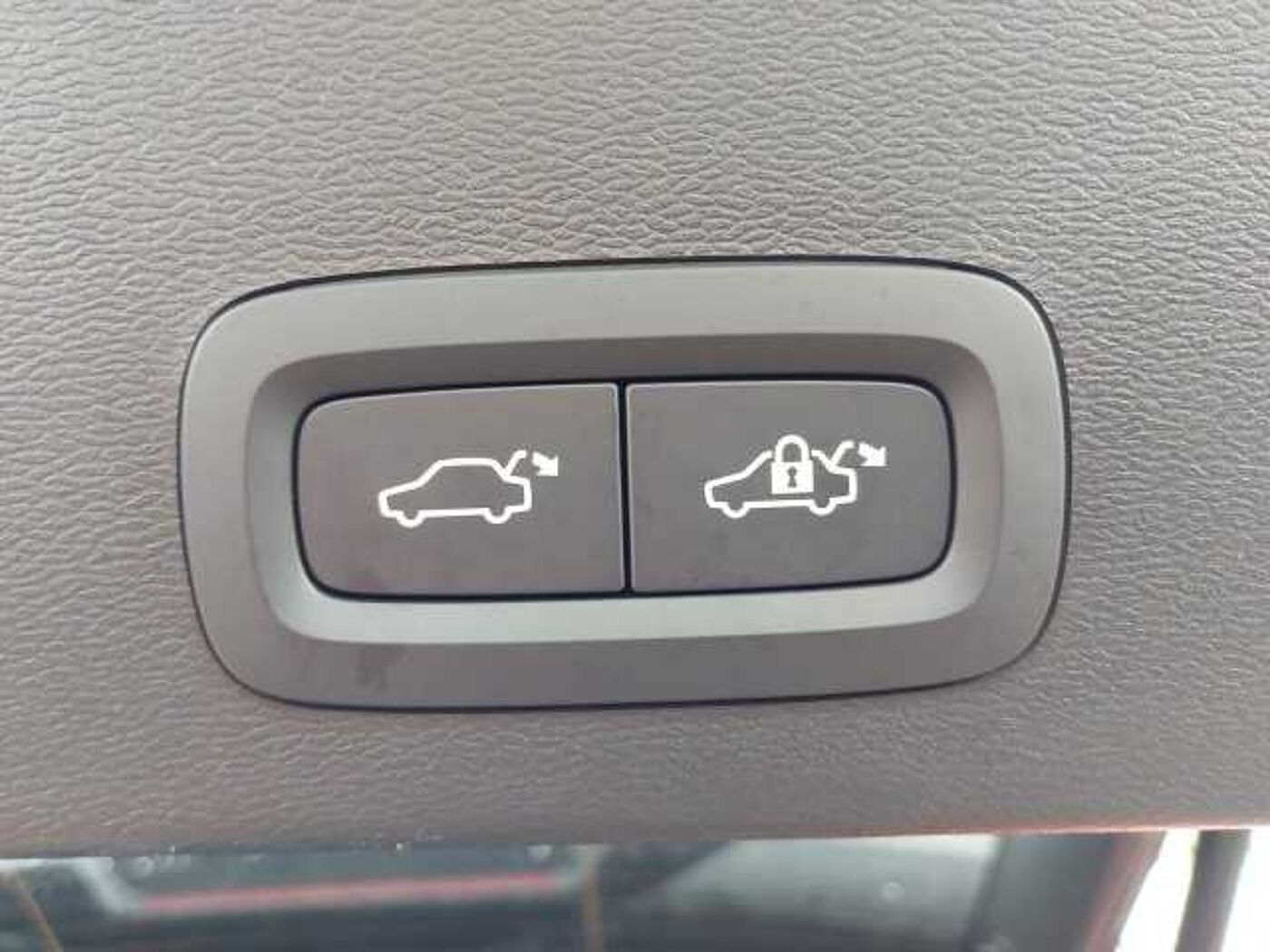 Volvo  B4 Ultra Black Edition 2WD