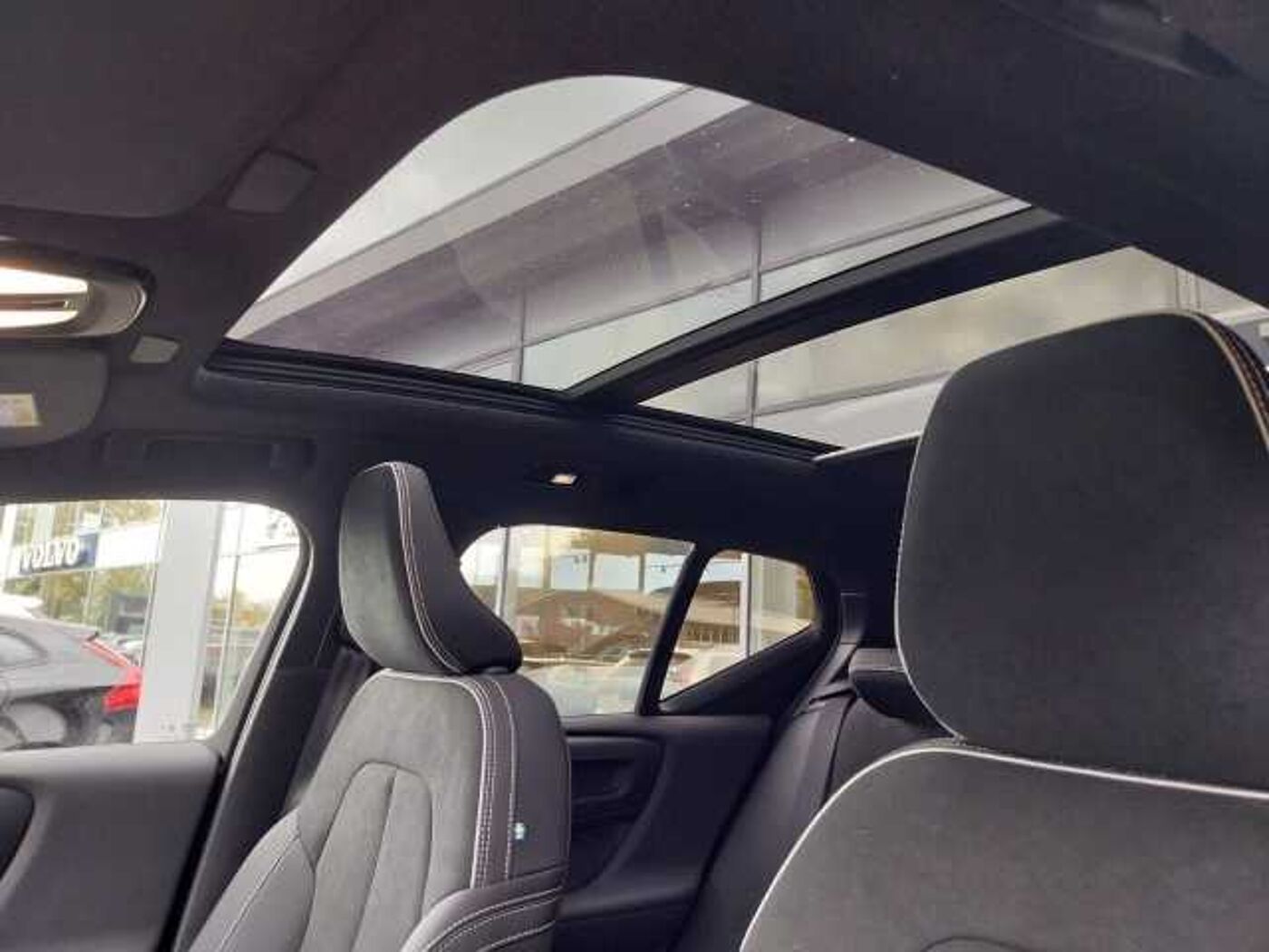 Volvo  B4 Ultra Black Edition 2WD