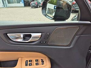 Volvo  Plus Dark AWD