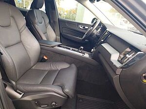 Volvo  B4 Plus Dark 2WD