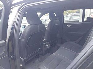 Volvo  B4 Ultra Black Edition 2WD