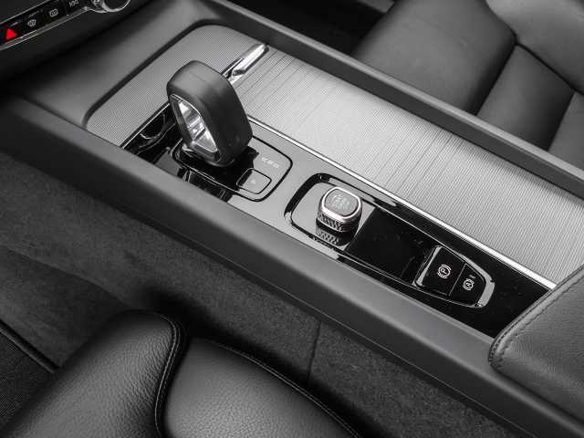 Volvo  Plus Dark 2WD B4 Benzin EU6d StandHZG digitales Cockpit Memory Sitze Soundsystem