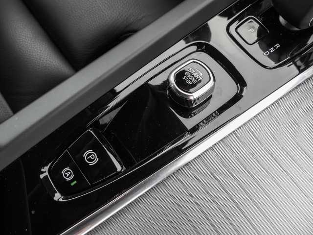 Volvo  Plus Dark 2WD B4 Benzin EU6d StandHZG digitales Cockpit Memory Sitze Soundsystem
