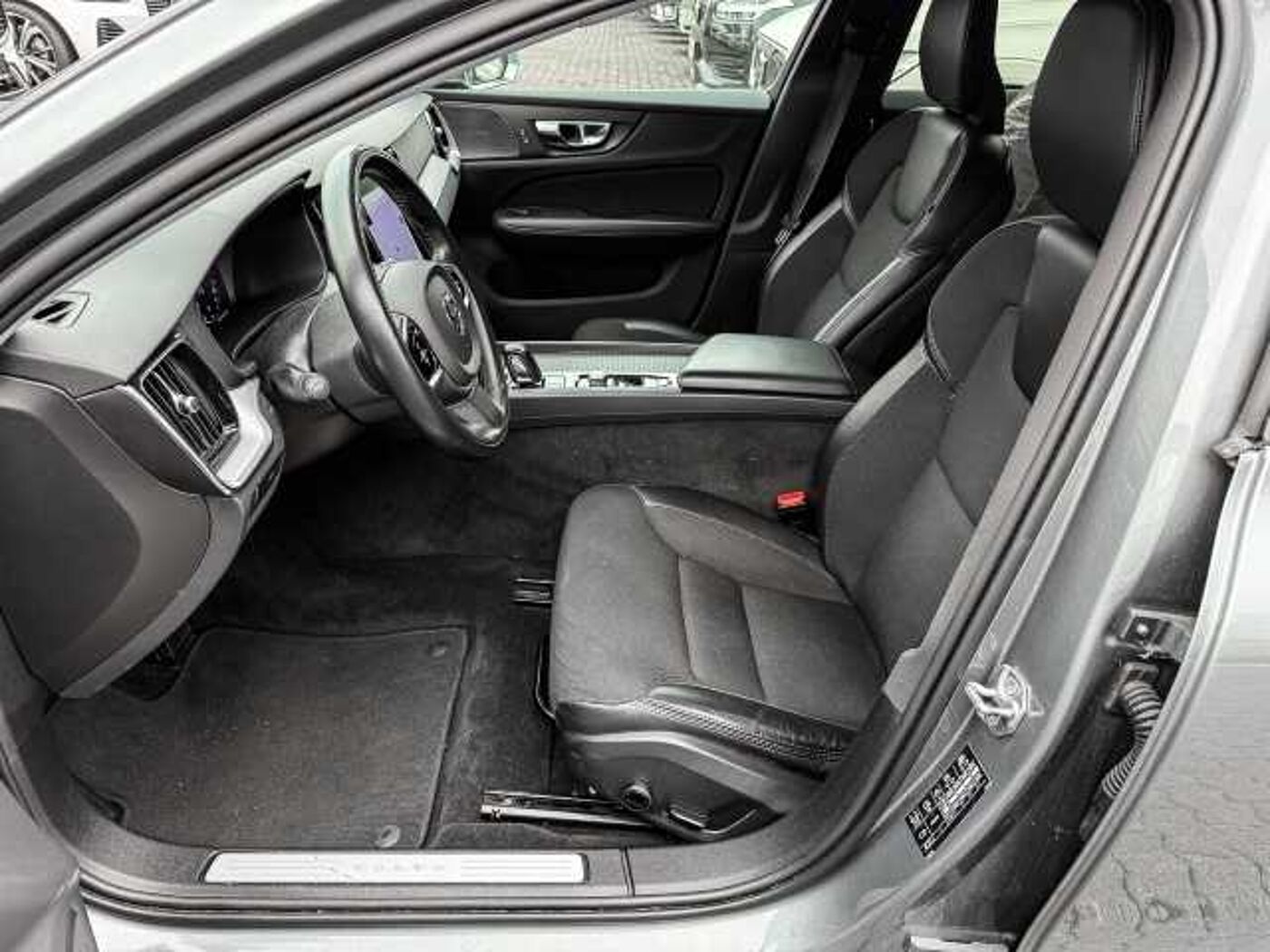 Volvo  Kombi Momentum Pro B3 Benzin EU6d Navi digitales Cockpit Soundsystem HarmanKardo