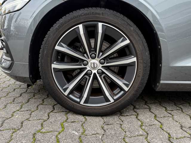 Volvo  Kombi Momentum Pro B3 Benzin EU6d Navi digitales Cockpit Soundsystem HarmanKardo