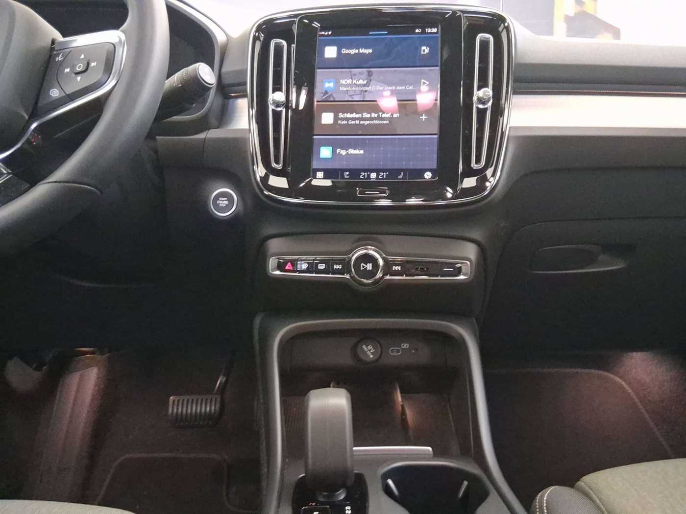 Volvo  B4 2WD Core Navi ACC Met. 2-Zonen-Klimaautomatik
