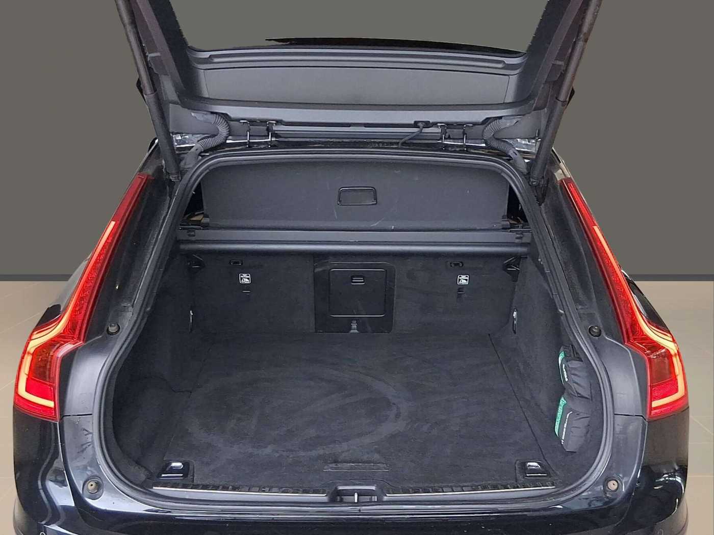 Volvo  D4 AWD Pro Navi Leder AHK ACC 2-Zonen-Klimaautoma.