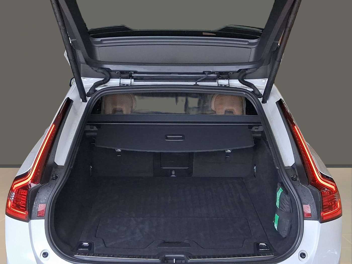 Volvo  T6 Plus Dark Recharge Plug-In Hybrid AWD
