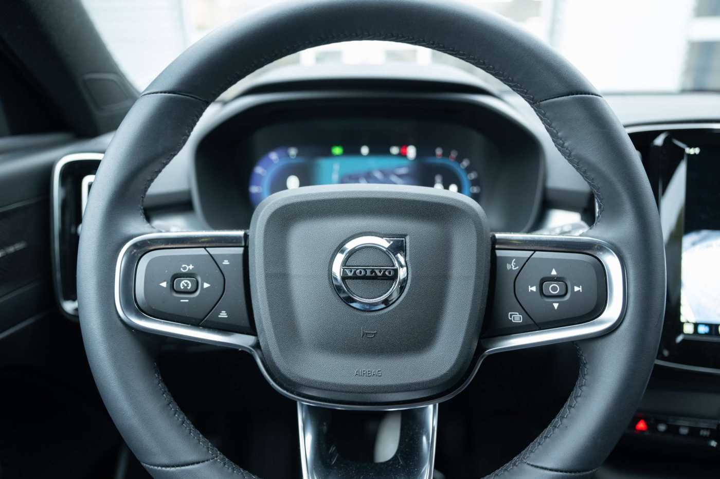 Volvo  B4 Plus Dark 2WD Navi ACC 2-Zonen-Klimaautomatik